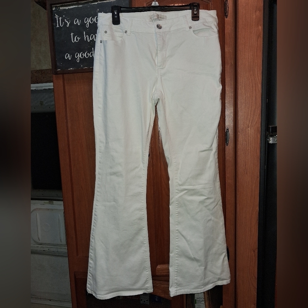 C Est 1946 Denim White Flared Jeans In A Ladies Size 14. EUC.
